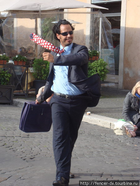 Хотел бы сказать, что это обычный счастливый итальянец, но это всего лишь живая скульптура) Рим, Италия