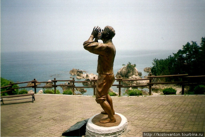 Памятник трусливому рыбака. Вероятно, он кричит своей девушке, оставшейся на скале Аебави: \Держись крепче за камни! Как шторм пройдет, приплыву тебя спасать!\ Самчхок, Республика Корея