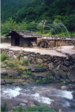 Водная мельница возле пещеры — тоже объект туристического внимания.