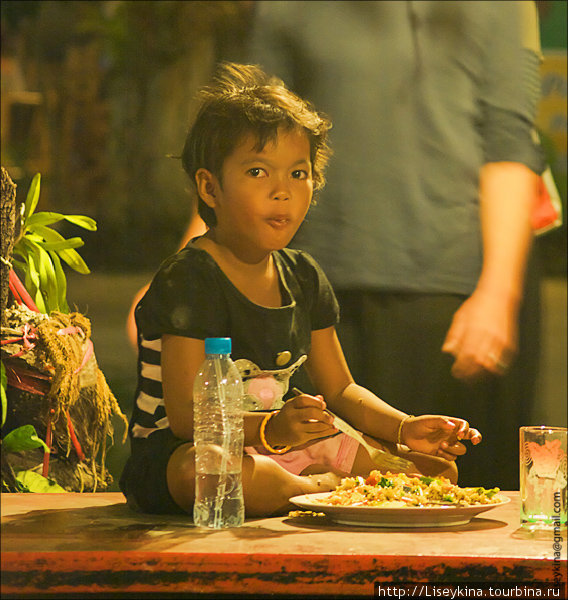 Обратити внимание на размер порции этого тайского мальчика :) Остров Липе, Таиланд