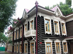 В доме по Гагарина, 44 хорошо видно влияние древнерусской архитектуры.