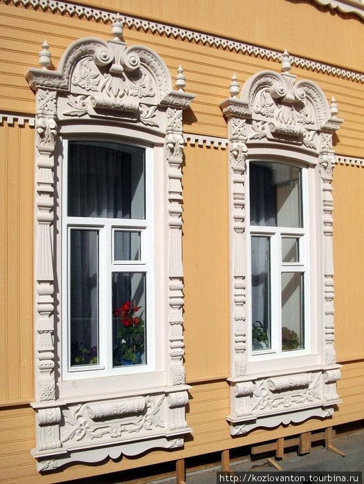 Окна этого дома обрамлены изысканными резными наличниками. Томск, Россия