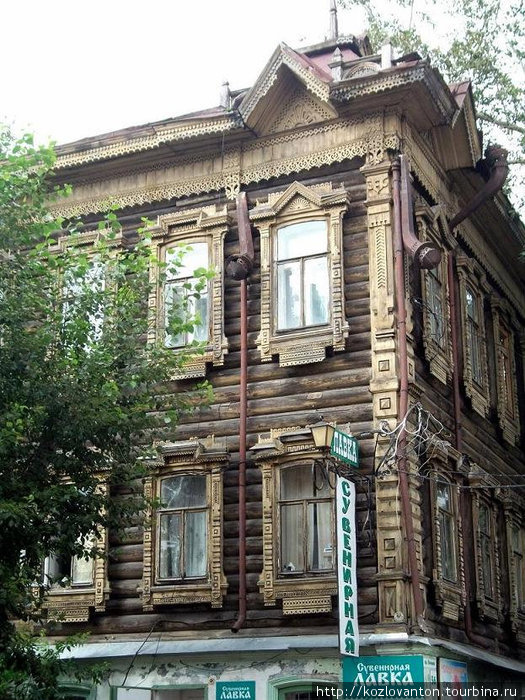 Затейливой формы трубы украшают дом на пр. Ленина, 56. Томск, Россия