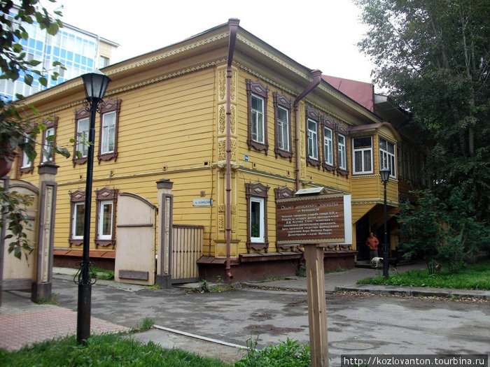 А этот дом (Кузнецова, 20) известен тем, что здесь проживала Лидия Делекторская, ставшая позднее \музой\ французского художника Анри Матисса. Томск, Россия