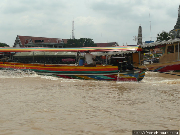 старый центр Бангкока расположен на воде и передвигаются там на лодках Таиланд