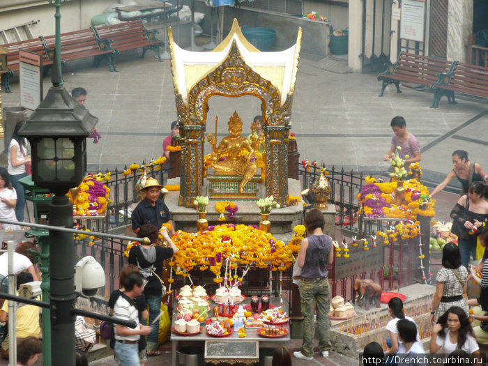 и тут же отмечается какой-то буддийский праздник Таиланд