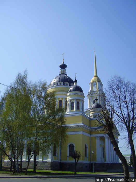Спасо-Преображенский собор в майской зелени Рыбинск, Россия