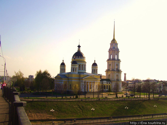 Вид на Спасо-Преображенский собор с рыбинского моста Рыбинск, Россия