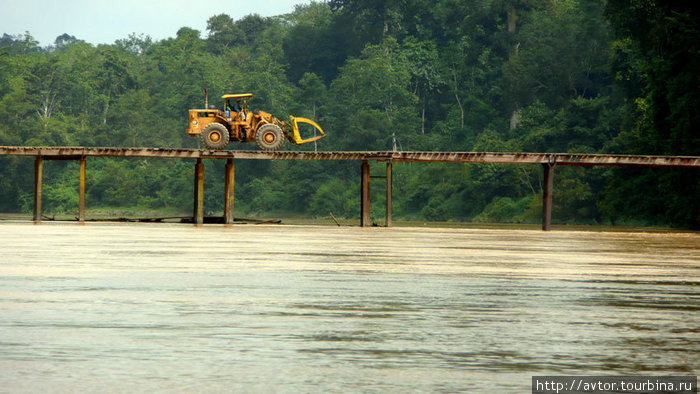 легкий мост через широкую реку Малайзия