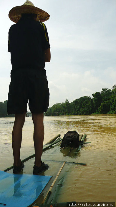 Плот очень устойчивый, несмотря на то, что ширина его около 80 см, а длина 5-6 метров Малайзия