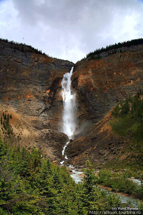 Водопад Таккако в Нац Парке Йохо. Вода падает с высоты 254м. Это самый высокий водопад в Канадских Скалистых Горах.