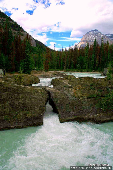 Естественный Мост (Natural Bridge) в Нац Парке Йохо. Йохо Национальный Парк, Канада