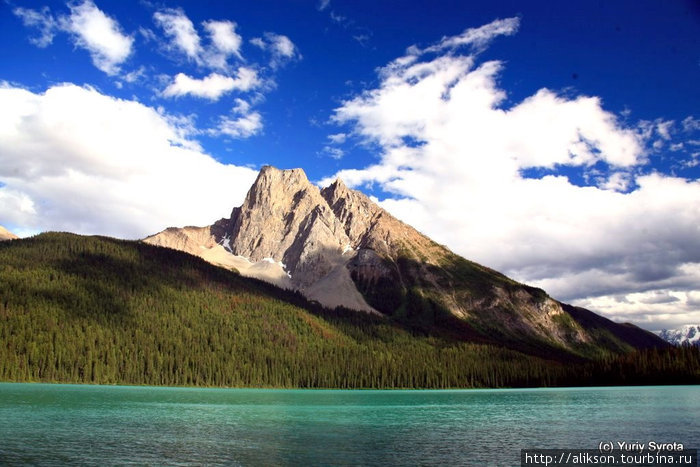 Изумрудное озеро (Emerald Lake) в Нац Парке Йохо.