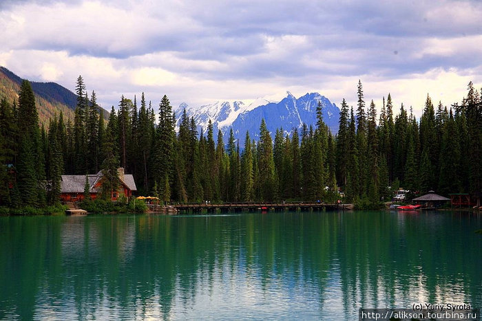 Изумрудное озеро (Emerald Lake) в Нац Парке Йохо. Видна лодочная станция. Йохо Национальный Парк, Канада