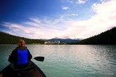 Мы покатались на каноэ по озеру Луиз. Жена сидела спереди. Впереди видень отэль Fairmont Chateau Lake Louise.