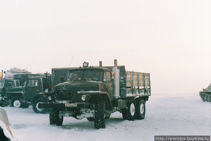 Машины на зимниках Нарьян-Мар, Россия