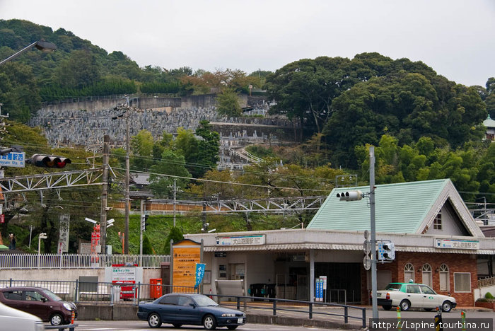 Станция Инуяма-Юэн и кладбище Инуяма, Япония