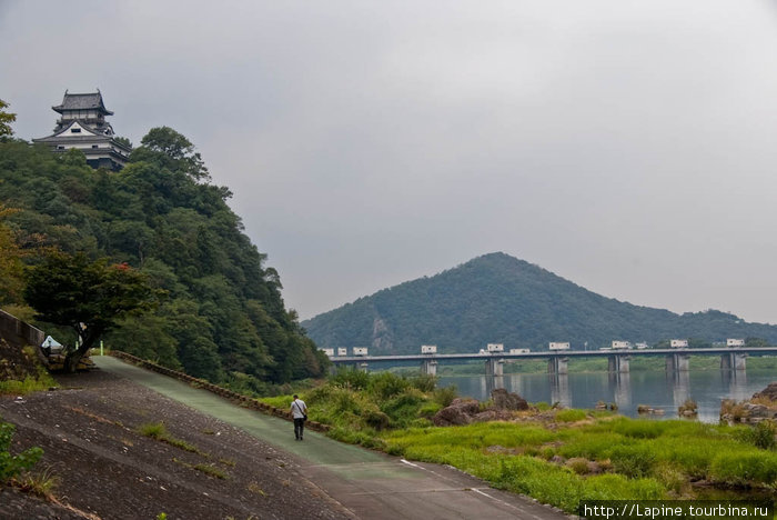 Замок и кошмарный атомобильный мост с набережной Кисо-гава Инуяма, Япония