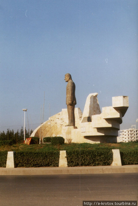 Памятник Хафезу Асаду — президенту Сирии Сирия