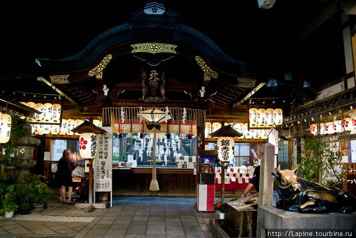 Храм Тэнман-гу в шоппинг-аркаде Киото, Япония