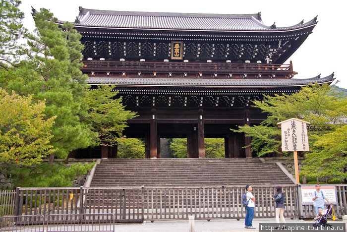 Главные ворота храма Тион-ин — огромные! Киото, Япония