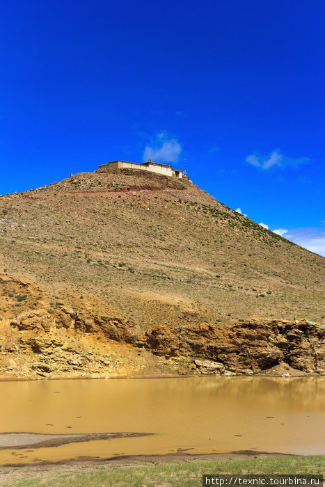 Chiu Monastery. Такая грязная вода в этом небольшом озерке потому, что из под земли бьют горячие источники Тибет, Китай