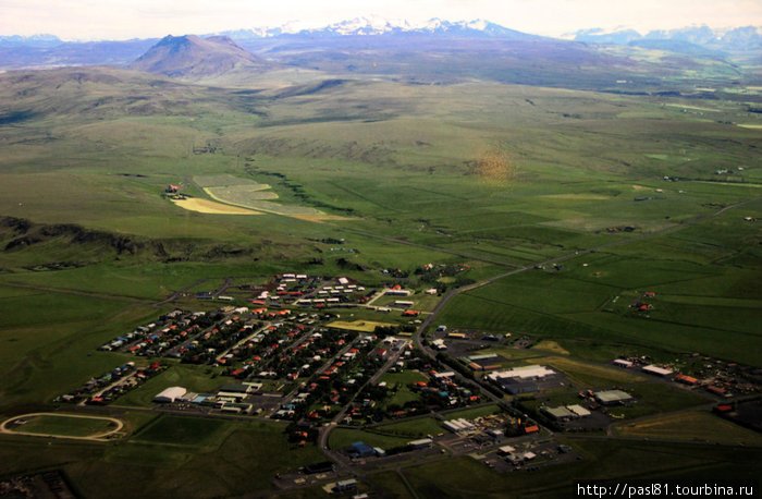 Вот так, примерно, выглядит обычный Исландский городок. Это, по моему, Хелла. Мы ее проскочили не останавливаясь, хотя именно отсюда можно свернуть к самой зловещей горе Исландии- вулкану Хекла. Южная Исландия, Исландия