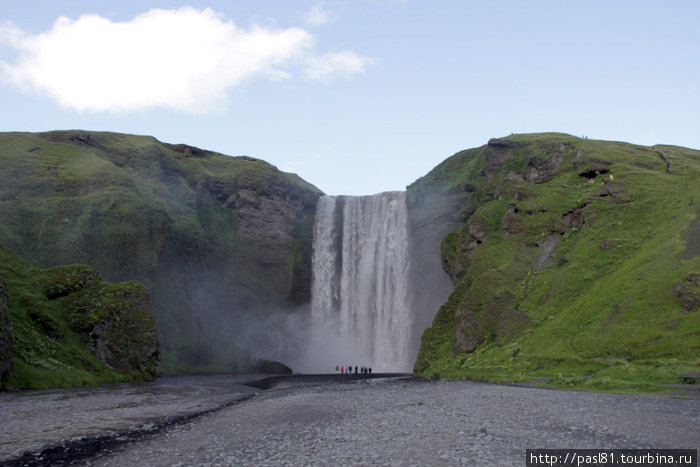 По легенде, основатель деревни спрятал сундук с золотом где-то за водопадом. Говорят, в солнечный день можно почти разглядеть блеск монет за стеной воды... Южная Исландия, Исландия