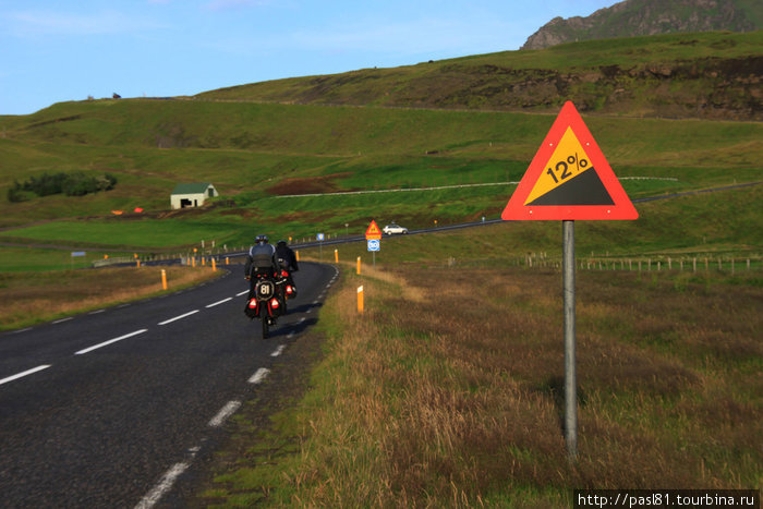 На машине, наверное, такие знаки и не замечаешь, но вот на груженном велосипеде... Южная Исландия, Исландия