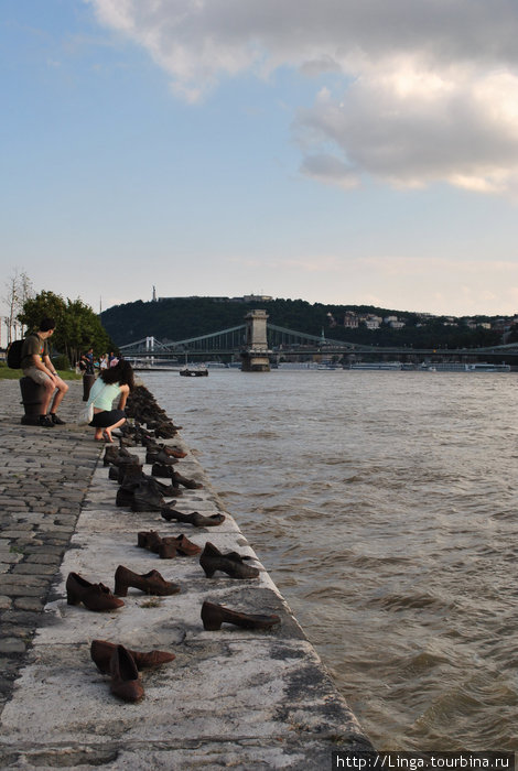 Мемориал узникам гетто, расстрелянным на берегу Дуная накануне битвы за Будапешт, 60 пар обуви... Будапешт, Венгрия