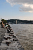 Мемориал узникам гетто, расстрелянным на берегу Дуная накануне битвы за Будапешт, 60 пар обуви...