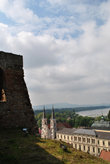 Вид с крепостной горы Эстергома на приходскую церковь Визиварош и дворец архиепископа