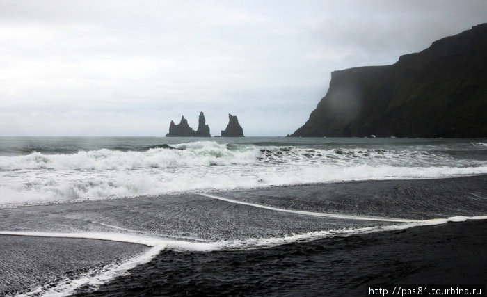 Добавляют колорита и знаменитые скалы. По преданию, тролли пытались навредить людям, засыпав море камнями. Но не успели укрыться до рассвета и с первыми лучами солнца окаменели... Южная Исландия, Исландия