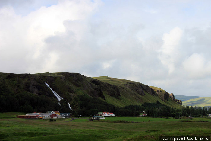 Водопады в Исландии повсюду! Это — деревенька Кластир. На самом деле — название намного сложнее, но повторить его совершенно не реально. А так — последняя часть, которая означает церковный приход. Южная Исландия, Исландия
