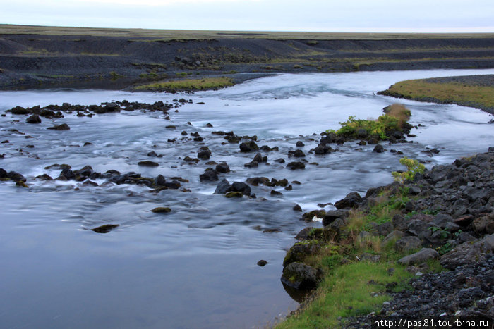 Множество рек стекает с гор. И что интересно — из любой можно безбоязненно пить! Южная Исландия, Исландия