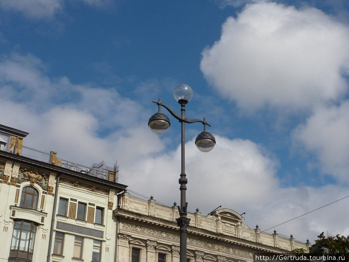На Невском проспекте фонари не сильно отличаются, просто три шара. Санкт-Петербург, Россия