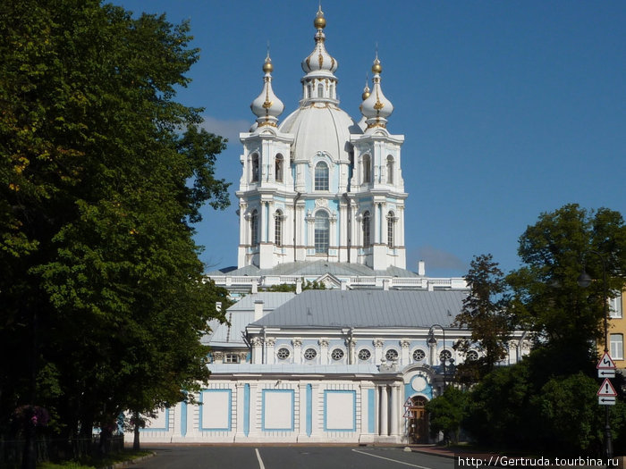 Один из самых красивых соборов Петербурга — Смольный собор. Санкт-Петербург, Россия