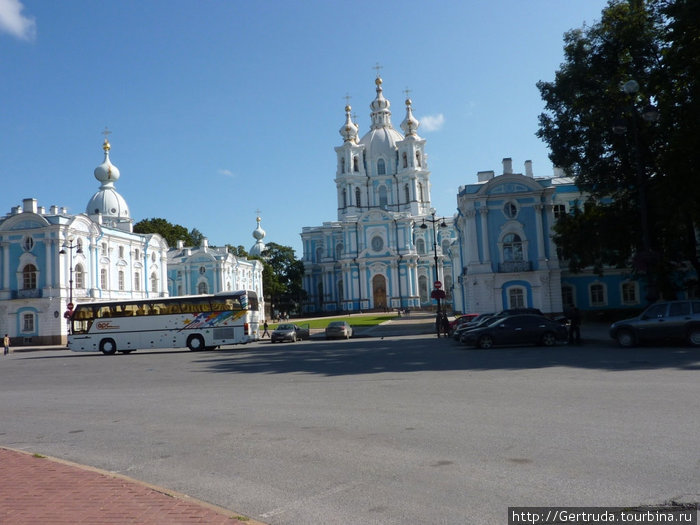 Площадь перед Смольным собором. Санкт-Петербург, Россия
