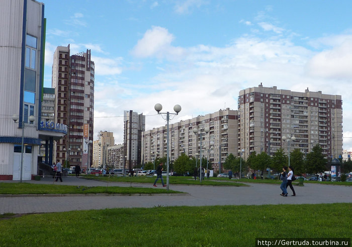 Фонари на проспекте Пятилеток, напротив Ледового дворца. Санкт-Петербург, Россия