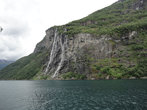 Водопад 7 сестёр, падающий во фьорд изящными серебряными струями.