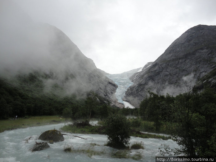 Каждый язык ледника даёт жизнь реке. Вода в ней — ледяная.