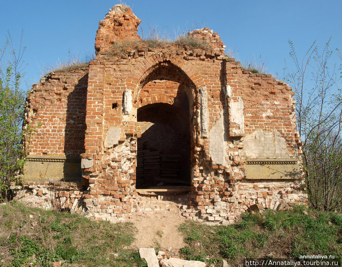 Руины часовни — усыпальницы Кожиных Липецкая область, Россия