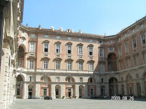 Дворцовый двор Казерта, Италия