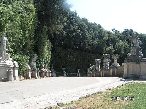 Скульптурное окаймление дорожки Казерта, Италия