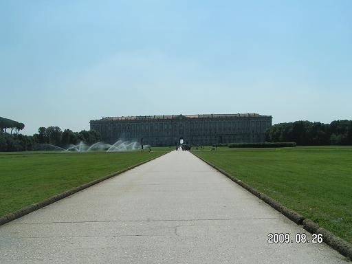 Вид на дворец Казерта, Италия