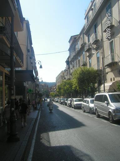 Центральная улица Сорренто, Италия