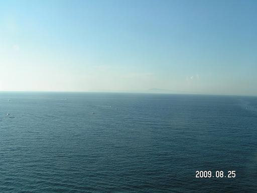 Морской простор. Вдали виднеется остров Капри Сорренто, Италия