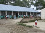 Там же, на Самосире, мы зашли в местную деревенскую школу. Школа представляла собой несколько одноэтажных зданий с большим общим двором, где стояла церковь. Во дворе же дети играли в футбол и салочки.