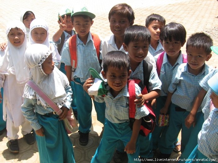 Дети из деревенской мусульманской школы оказались более любопытными, чем их сверстники с Суматры. Они обступили нас плотным кольцом, протягивали ручки, чтобы познакомиться и даже фотографировали на мобильники. Индонезия