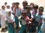 Дети из деревенской мусульманской школы оказались более любопытными, чем их сверстники с Суматры. Они обступили нас плотным кольцом, протягивали ручки, чтобы познакомиться и даже фотографировали на мобильники.